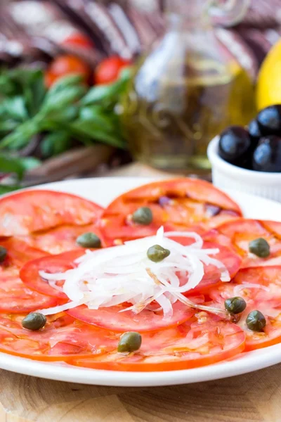 Carpaccio van verse gezonde tomaat met kappertjes, balsamico azijn, ol — Stockfoto