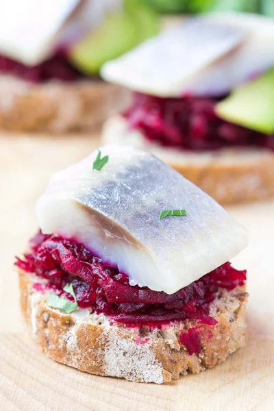 Canape herring with beets on rye toast, appetizer for vodka — Stock Photo, Image