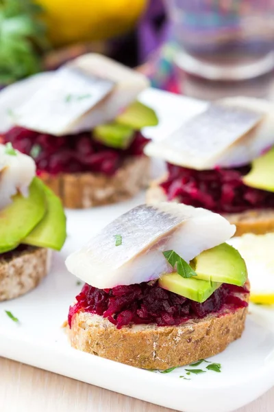 Canape herring with beets on rye toast, appetizer for vodka — Stock Photo, Image