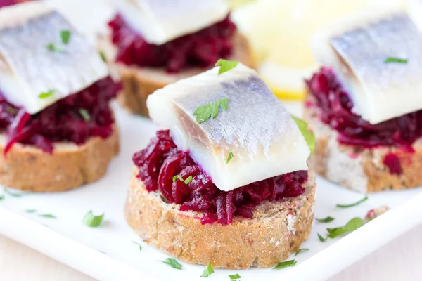 Aringa di tartina con barbabietole su pane tostato di segale, antipasto saporito, appertise — Foto Stock