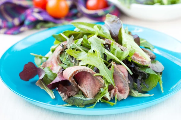 Green salad with grilled beef steak medium rare, mix lettuce, ar — Stock Photo, Image
