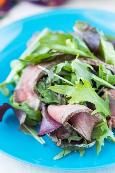 Зеленый салат с жареной говядиной стейк средний редкий, смесь летучей говядины, ар — стоковое фото