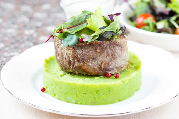 Grilled beef steak, green mashed potatoes with peas, herbs, tast — Stock Photo, Image