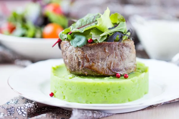 Grilled beef steak, green mashed potatoes with peas, herbs, tast — Stock Photo, Image