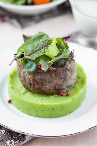 Grilled beef steak, green mashed potatoes with peas, herbs, tast — Stock Photo, Image