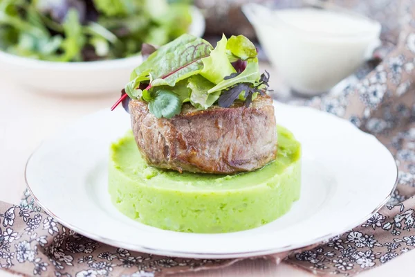 Grilled beef steak, green mashed potatoes with peas, herbs, tast — Stock Photo, Image