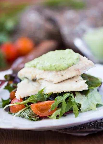 Filetto di pesce bianco fritto con insalata di pomodori, rucola, erbe aromatiche — Foto Stock