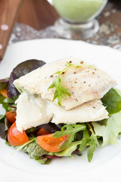Fried white fish fillet with salad of tomatoes, arugula, herbs — Stock Photo, Image