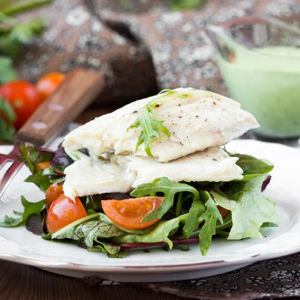 Fried white fish fillet with salad of tomatoes, arugula, herbs — Stock Photo, Image