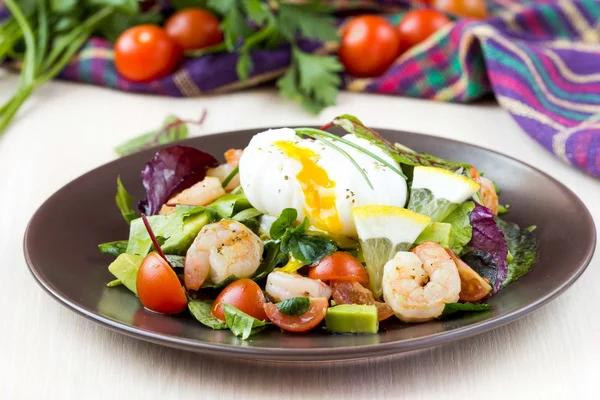Čerstvý salát s krevetkami, rajčata, byliny, avokádo, sázené vejce, — Stock fotografie