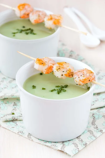 Sopa de crema verde aterciopelada de brócoli, guisantes, espinacas, brote frito —  Fotos de Stock