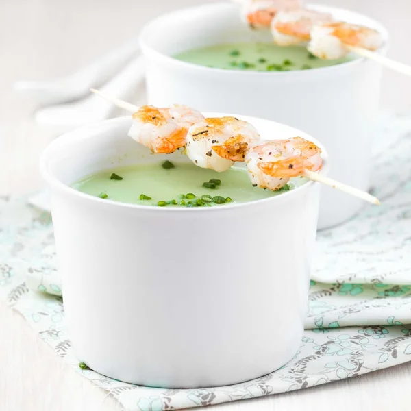 Бархатный зеленый кремовый суп из брокколи, гороха, шпината, жареных креветок — стоковое фото
