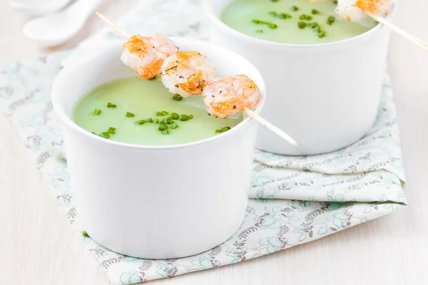 Samtig grüne Sahnesuppe aus Brokkoli, Erbsen, Spinat, gebratenen Garnelen — Stockfoto