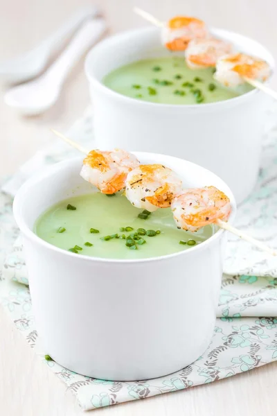 Sopa de crema verde aterciopelada de brócoli, guisantes, espinacas, brote frito —  Fotos de Stock