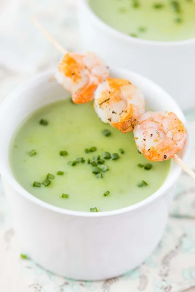 Samtig grüne Sahnesuppe aus Brokkoli, Erbsen, Spinat, gebratenen Garnelen — Stockfoto