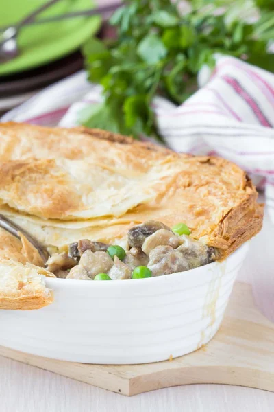 Meat pie with stew of chicken, mushrooms, peas, puff pastry — Stock Image Meat pie with stew of chicken, mushrooms, peas, puff pastry Stock Photo