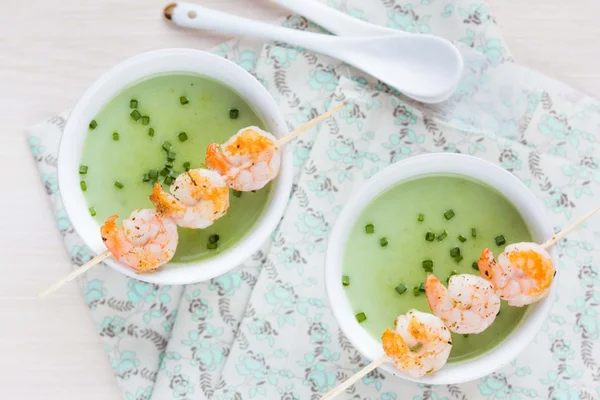 Velvety green cream soup of broccoli, peas, spinach, fried shrim — Stock Image Velvety green cream soup of broccoli, peas, spinach, fried shrim Stock Image