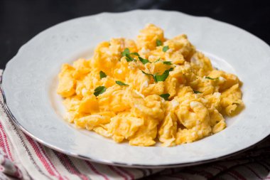 Sahanda yumurta, omlet, lezzetli sabah kahvaltı