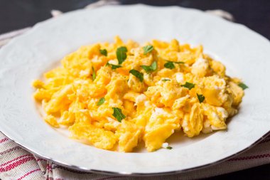 Sahanda yumurta, omlet, lezzetli sabah kahvaltı