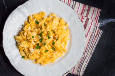 Sahanda yumurta, omlet, lezzetli sabah kahvaltı