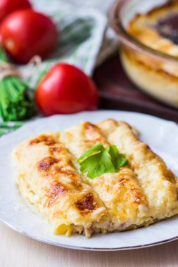 İtalyan makarna makarna et, beyaz Beşamel sosu ile doldurulmuş