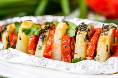 patates vejetaryen kebap, şiş ile sebze, domates, bitki üzerinde