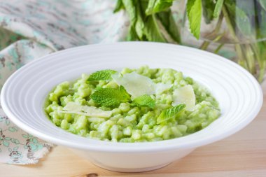 Yeşil bezelye, nane, gevrek domuz pastırması, lezzetli İtalyan risotto