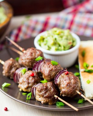 eti kebap, şiş ile soğan sığır topları guacamole sos