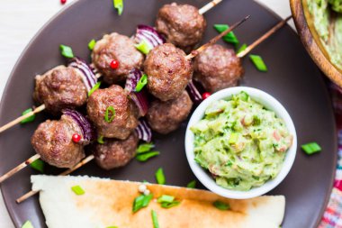 eti kebap, şiş ile soğan sığır topları guacamole sos