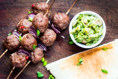 eti kebap, şiş ile soğan sığır topları guacamole sos