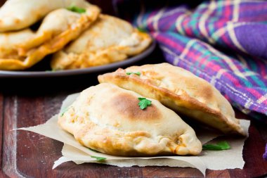 Mini calzone, kapalı pizza, İtalyan pasta peynir ile doldurulmuş