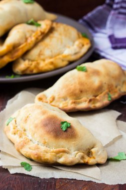 Mini calzone, kapalı pizza, İtalyan pasta peynir ile doldurulmuş
