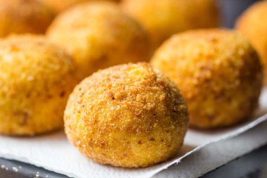 İtalyan meze arancini, pirinç topları petrol etli dolma