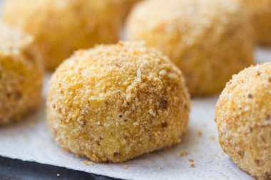 İtalyan meze arancini, pirinç topları petrol etli dolma