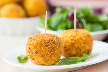 İtalyan meze arancini, pirinç topları petrol etli dolma