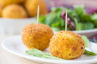 İtalyan meze arancini, pirinç topları petrol etli dolma
