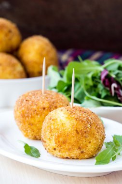 İtalyan meze arancini, pirinç topları petrol etli dolma
