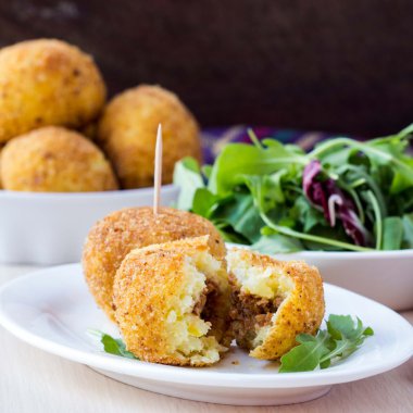 İtalyan meze arancini, pirinç topları petrol etli dolma