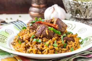 Plov, pirinç, et, sığır, koyun eti, pilav lapa kuru fasulye.