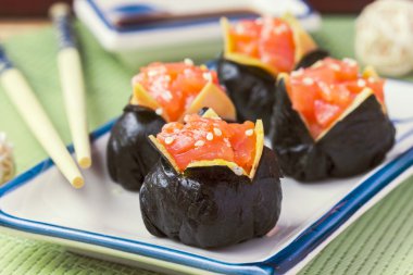 Suşi rulo ile pirinç, kırmızı balık, somon, nori, güzel bir top, fl