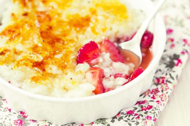rijst dessert pudding, crème brulee met aardbeien