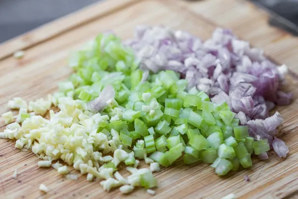 Cena de cocina, cebollas de verduras picadas, ajo, apio —  Fotos de Stock