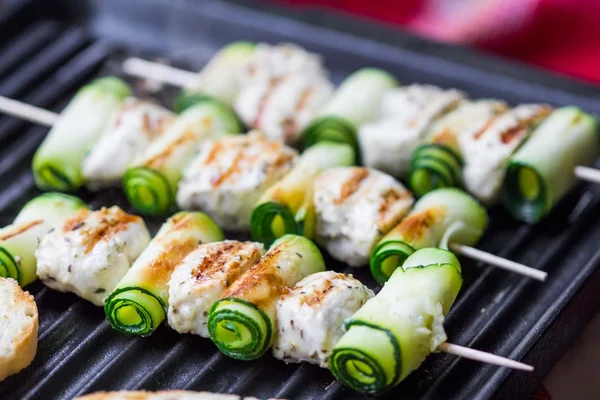 Pişirme tavuk kebabı, Şaşlık şiş ile haddelenmiş kabak üzerinde, — Stok fotoğraf