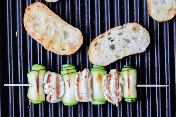 Matlagning kycklingkebab, shashlik på spett med valsade zucchini, — Stockfoto