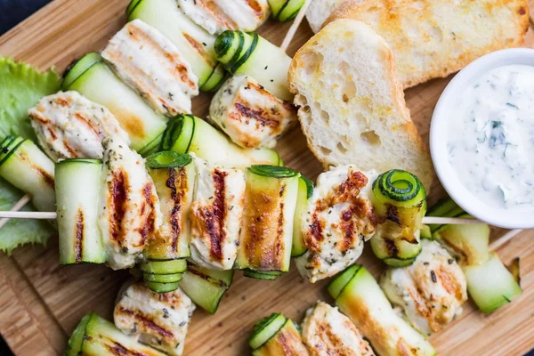 Kebab de poulet grillé, shashlik sur brochettes avec courgettes roulées , — Photo