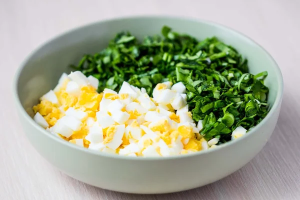 Ensalada de huevos verdes con perejil, ramson, cebolla de primavera, papas fritas de verano —  Fotos de Stock