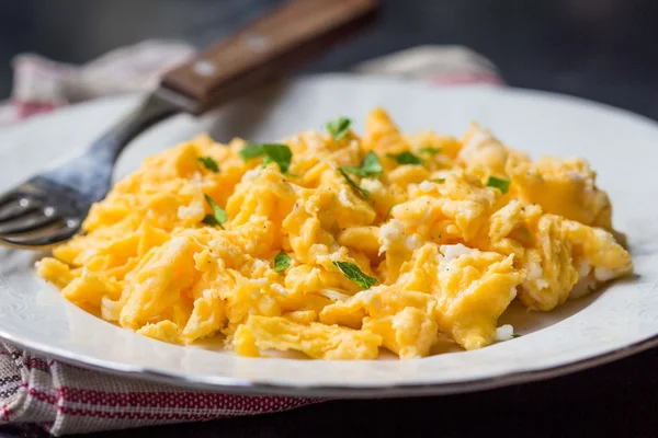 Huevos revueltos, tortillas, delicioso desayuno por la mañana — Foto de Stock