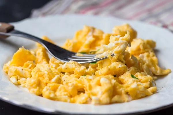 Scrambled eggs, omelets, delicious morning breakfast — Stock Photo, Image