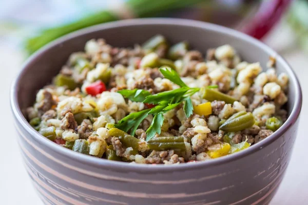 Guiso con cebada perlada, verduras, carne picada, hierbas — Foto de Stock