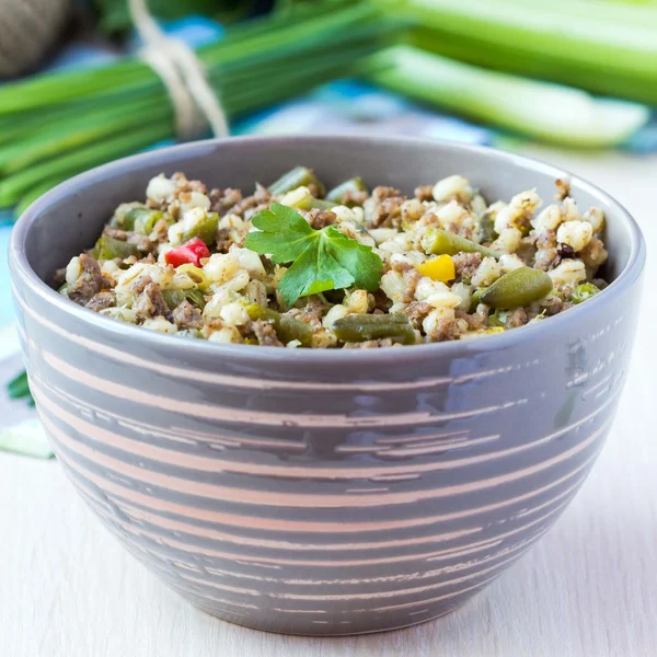 Tocana cu orz perla, legume, carne tocata, ierburi — Fotografie, imagine de stoc